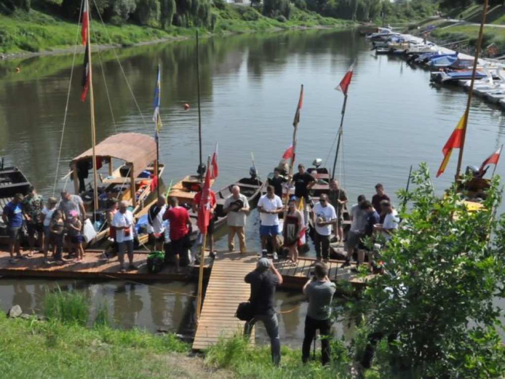 Płyną, aby oddać hołd powstańcom [zdjęcia]