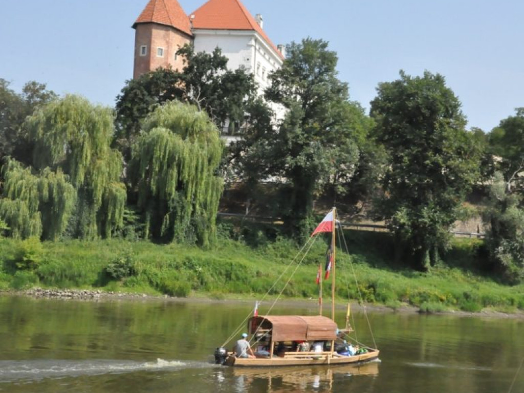 Płyną, aby oddać hołd powstańcom [zdjęcia]