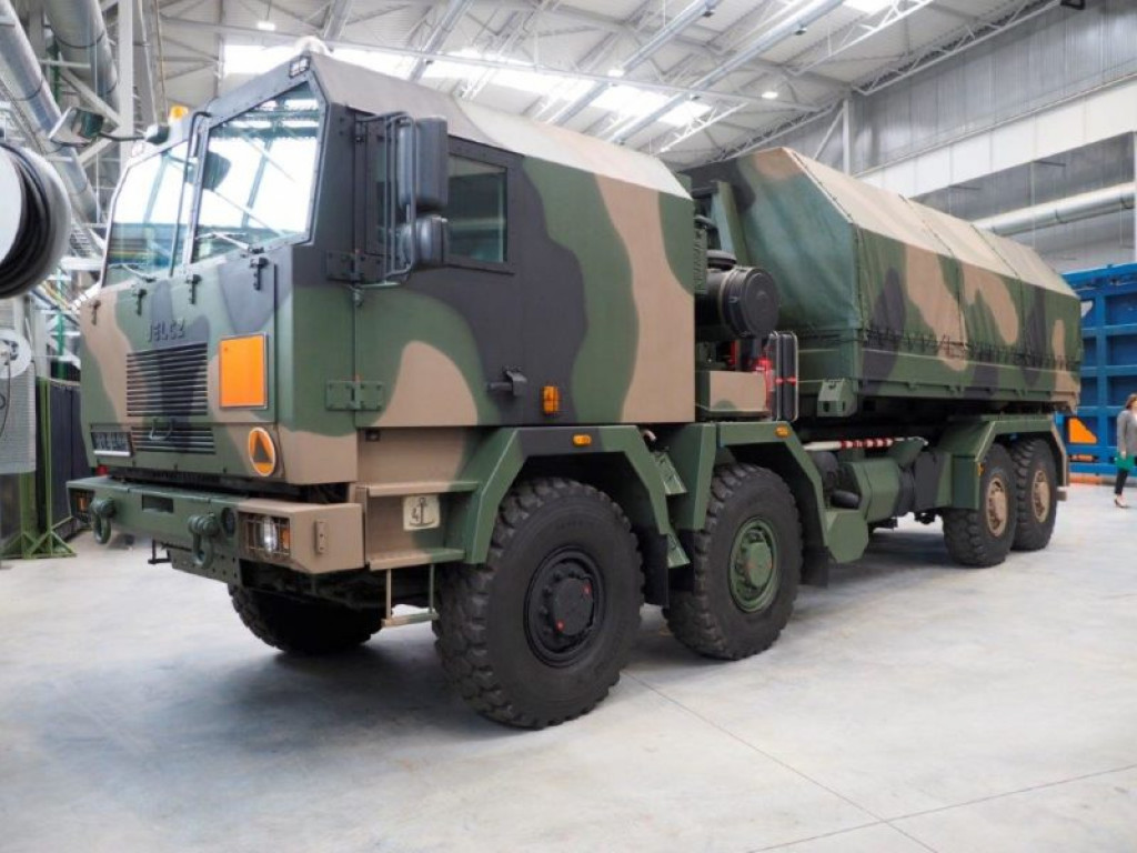 Minister obrony narodowej z wizytą w HSW. Podpisano ważny kontrakt [zdjęcia]