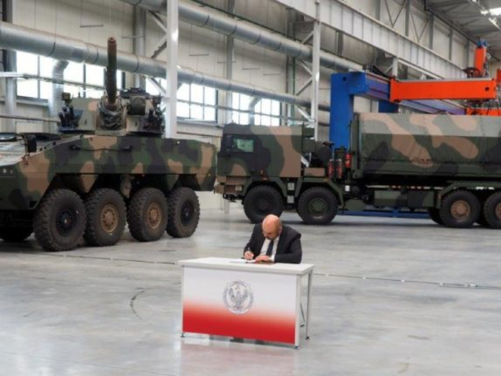 Minister obrony narodowej z wizytą w HSW. Podpisano ważny kontrakt [zdjęcia]