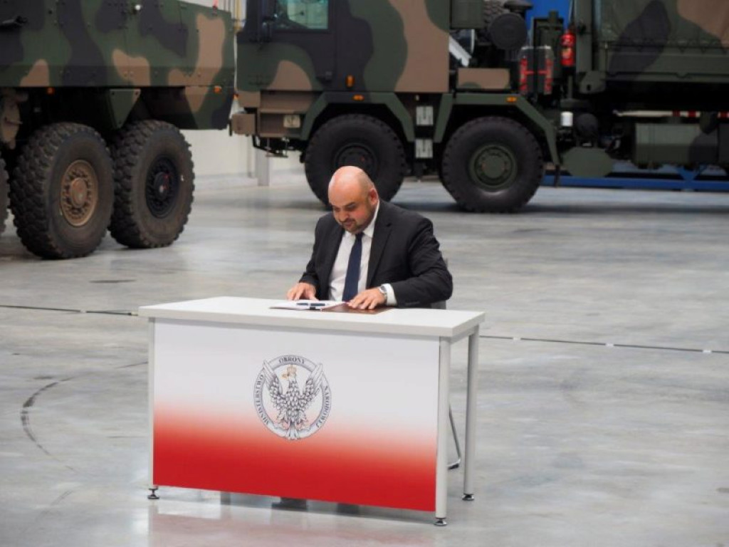 Minister obrony narodowej z wizytą w HSW. Podpisano ważny kontrakt [zdjęcia]