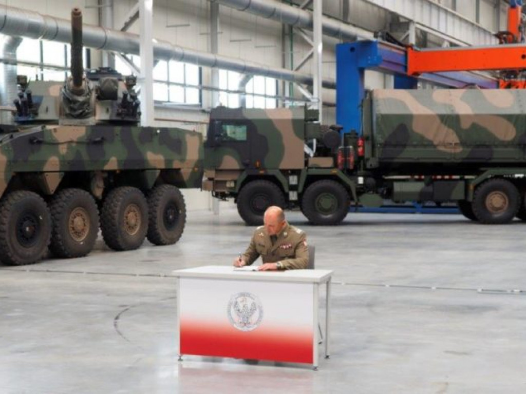 Minister obrony narodowej z wizytą w HSW. Podpisano ważny kontrakt [zdjęcia]