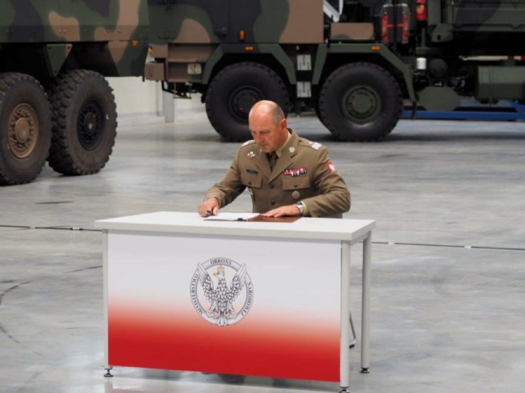 Minister obrony narodowej z wizytą w HSW. Podpisano ważny kontrakt [zdjęcia]