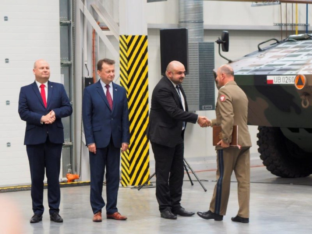Minister obrony narodowej z wizytą w HSW. Podpisano ważny kontrakt [zdjęcia]