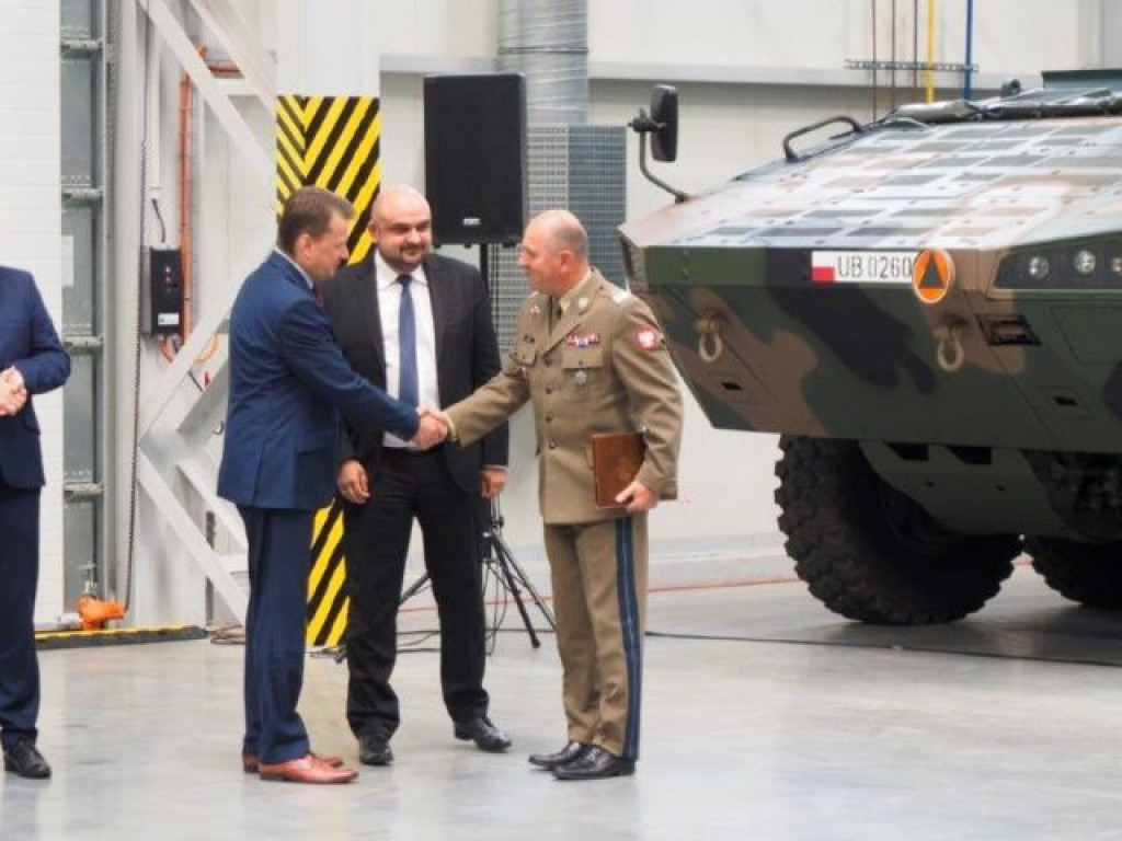 Minister obrony narodowej z wizytą w HSW. Podpisano ważny kontrakt [zdjęcia]