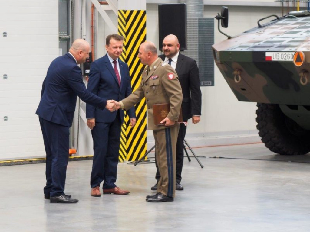 Minister obrony narodowej z wizytą w HSW. Podpisano ważny kontrakt [zdjęcia]