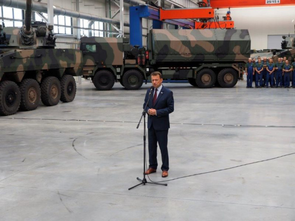 Minister obrony narodowej z wizytą w HSW. Podpisano ważny kontrakt [zdjęcia]