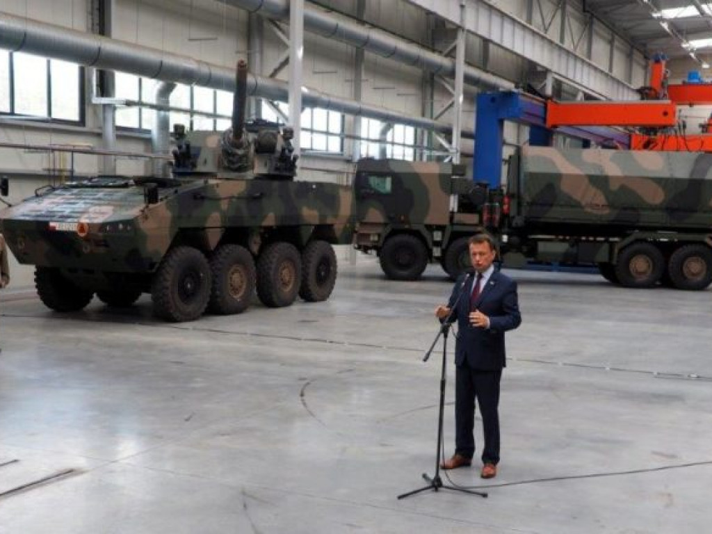 Minister obrony narodowej z wizytą w HSW. Podpisano ważny kontrakt [zdjęcia]