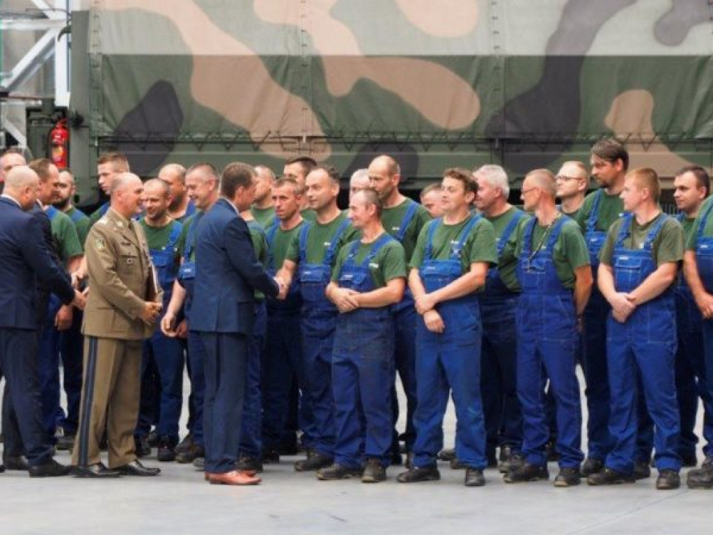Minister obrony narodowej z wizytą w HSW. Podpisano ważny kontrakt [zdjęcia]