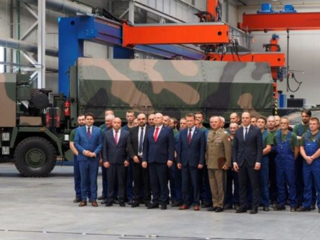 Minister obrony narodowej z wizytą w HSW. Podpisano ważny kontrakt [zdjęcia]