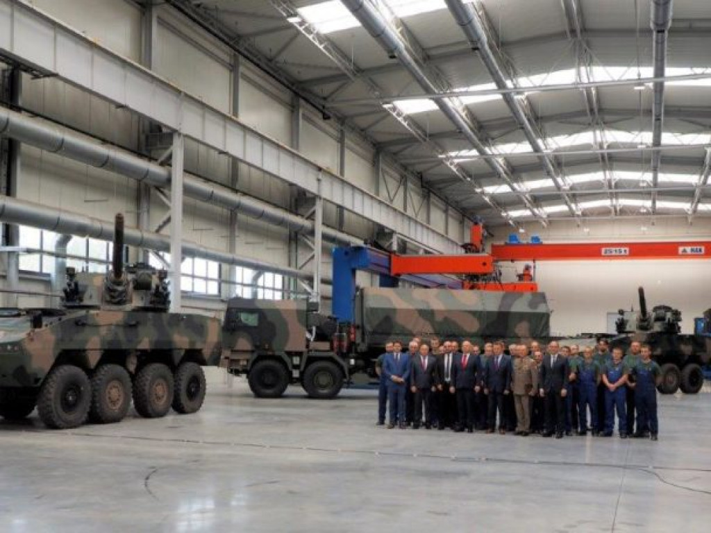 Minister obrony narodowej z wizytą w HSW. Podpisano ważny kontrakt [zdjęcia]