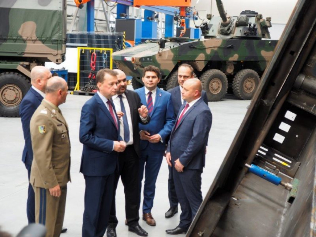 Minister obrony narodowej z wizytą w HSW. Podpisano ważny kontrakt [zdjęcia]