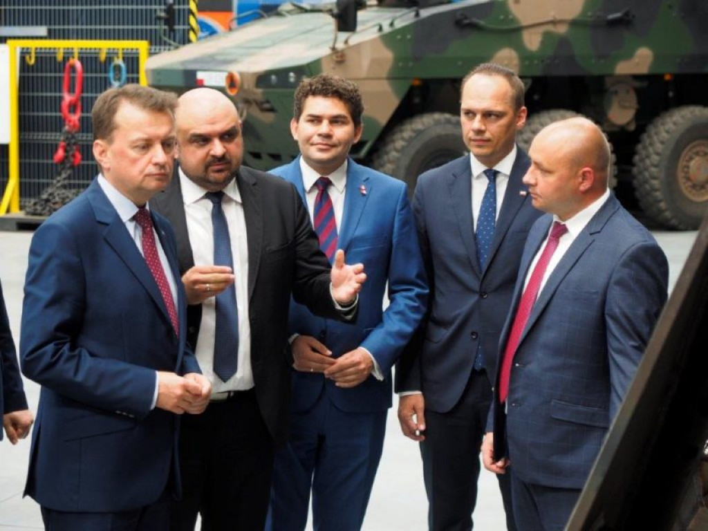 Minister obrony narodowej z wizytą w HSW. Podpisano ważny kontrakt [zdjęcia]