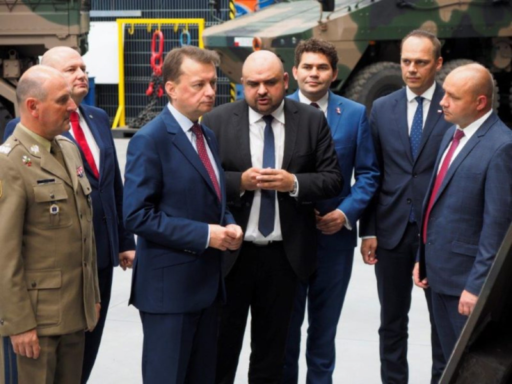 Minister obrony narodowej z wizytą w HSW. Podpisano ważny kontrakt [zdjęcia]