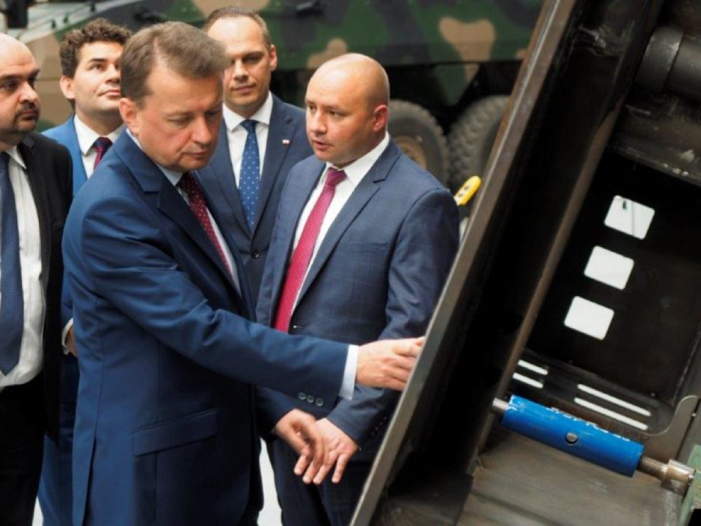 Minister obrony narodowej z wizytą w HSW. Podpisano ważny kontrakt [zdjęcia]