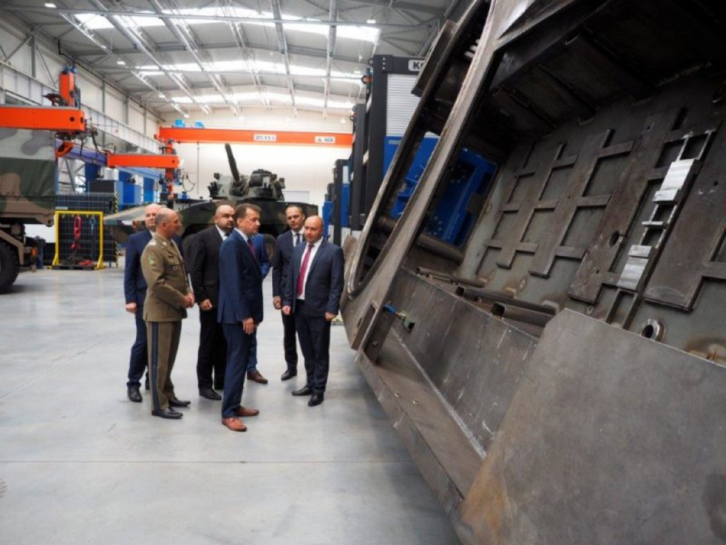 Minister obrony narodowej z wizytą w HSW. Podpisano ważny kontrakt [zdjęcia]