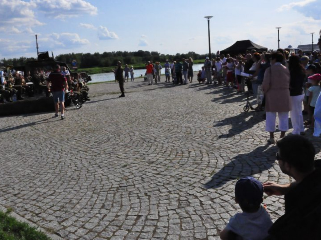 Tłumy na pikniku wojskowym w Sandomierzu [zdjęcia]