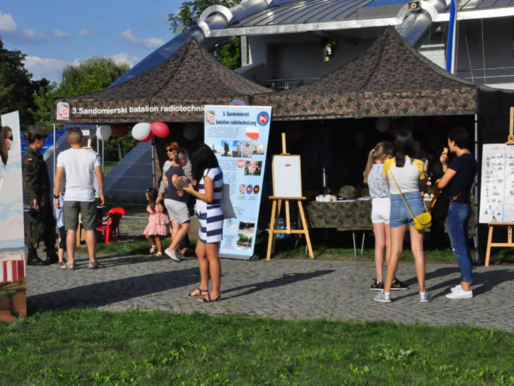 Tłumy na pikniku wojskowym w Sandomierzu [zdjęcia]