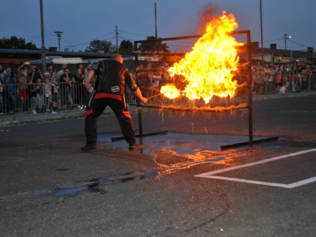 Motoryzacyjny show w Tarnobrzegu (zdjęcia)