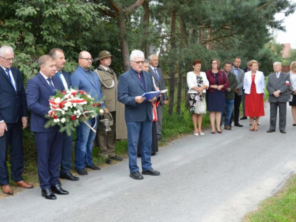 Obóz NKWD w Żabnie - krzyż i tablica pamięci ofiarom komunizmu