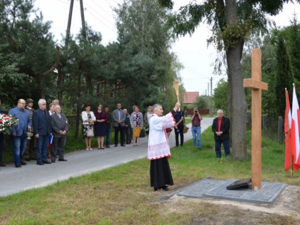 Obóz NKWD w Żabnie - krzyż i tablica pamięci ofiarom komunizmu