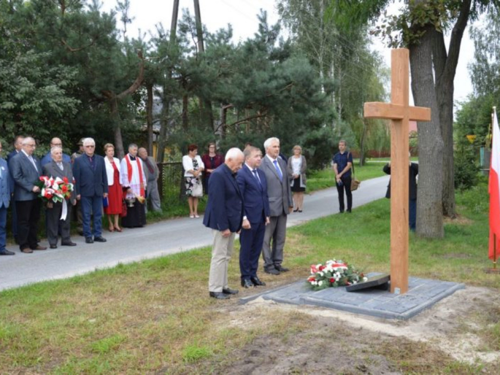 Obóz NKWD w Żabnie - krzyż i tablica pamięci ofiarom komunizmu