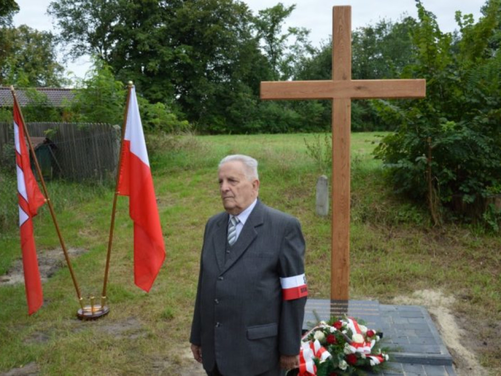 Obóz NKWD w Żabnie - krzyż i tablica pamięci ofiarom komunizmu