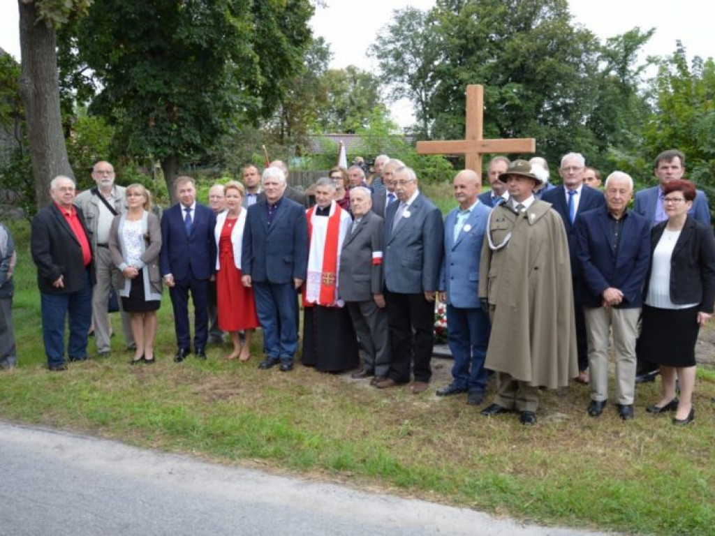 Obóz NKWD w Żabnie - krzyż i tablica pamięci ofiarom komunizmu