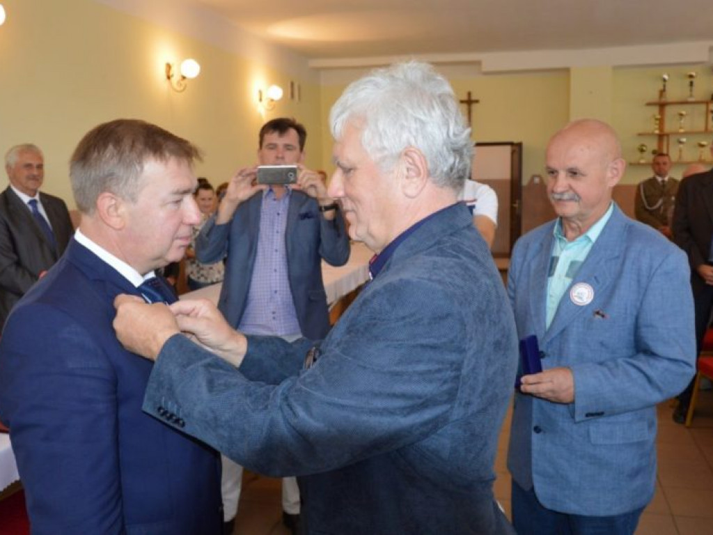 Obóz NKWD w Żabnie - krzyż i tablica pamięci ofiarom komunizmu