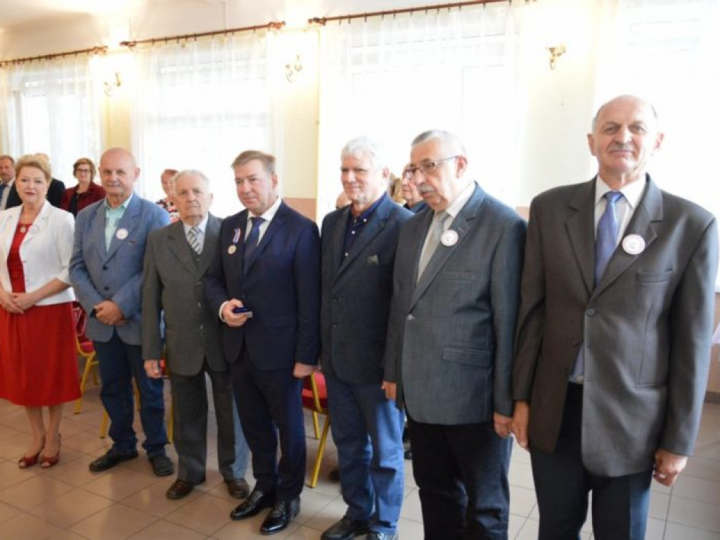 Obóz NKWD w Żabnie - krzyż i tablica pamięci ofiarom komunizmu