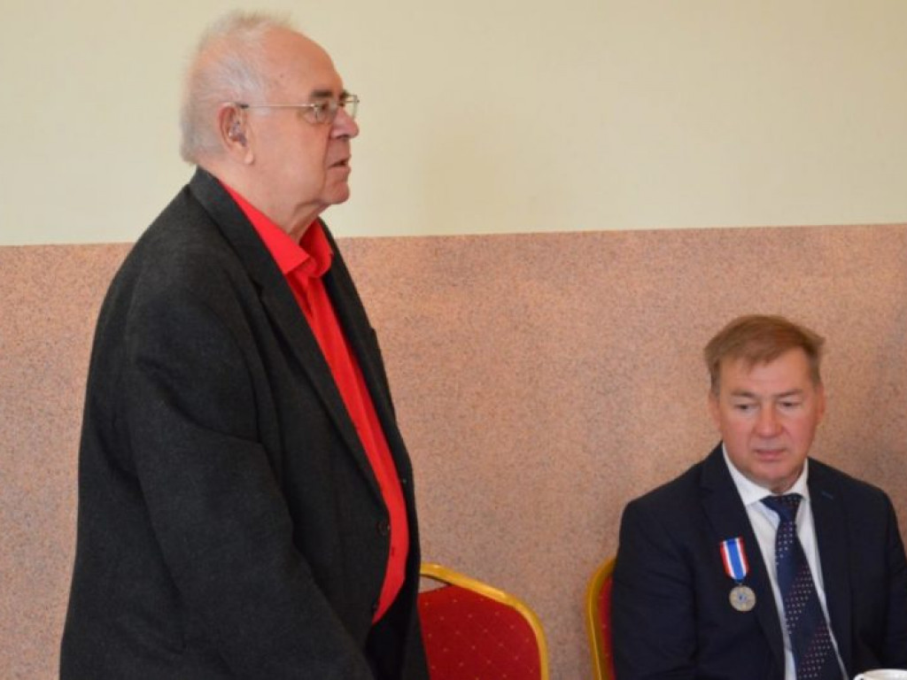 Obóz NKWD w Żabnie - krzyż i tablica pamięci ofiarom komunizmu