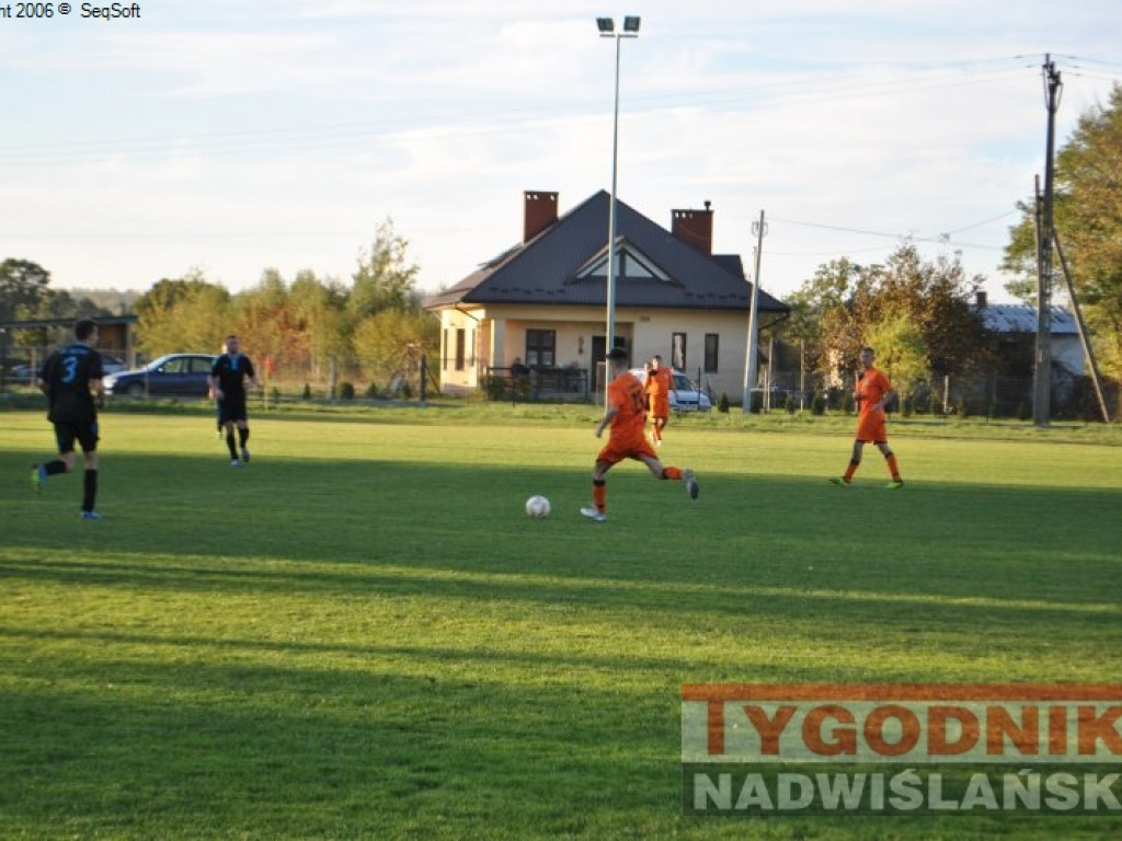 Beniaminek liderem. Regiofutbol - przegląd weekendu [Klasa A, gr. I Stalowa Wola] [zdjęcia]