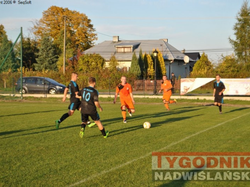 Beniaminek liderem. Regiofutbol - przegląd weekendu [Klasa A, gr. I Stalowa Wola] [zdjęcia]
