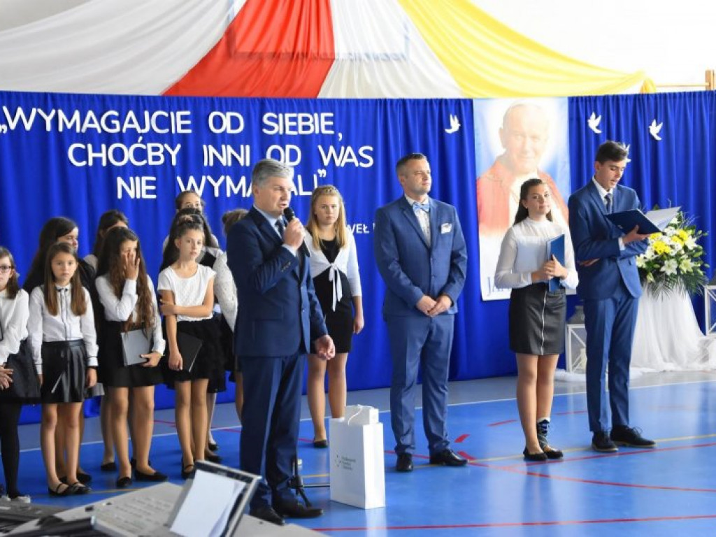 Uroczystość nadania imienia św. Jana Pawła II PSP w Turbi [zdjęcia]