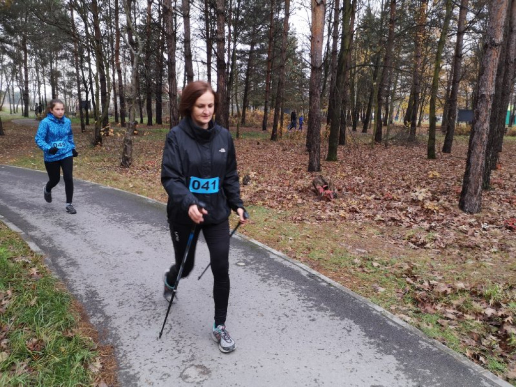W Nowej Dębie uczcili niepodległość marszem nordic walking i biegiem  [zdjęcia]