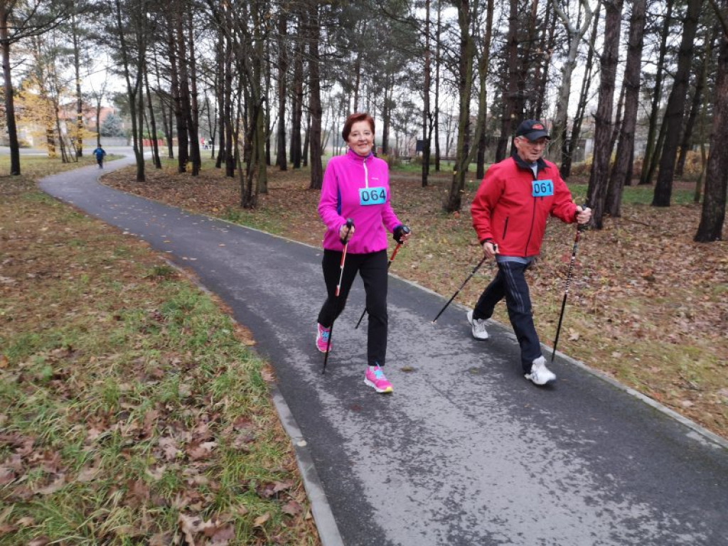 W Nowej Dębie uczcili niepodległość marszem nordic walking i biegiem  [zdjęcia]