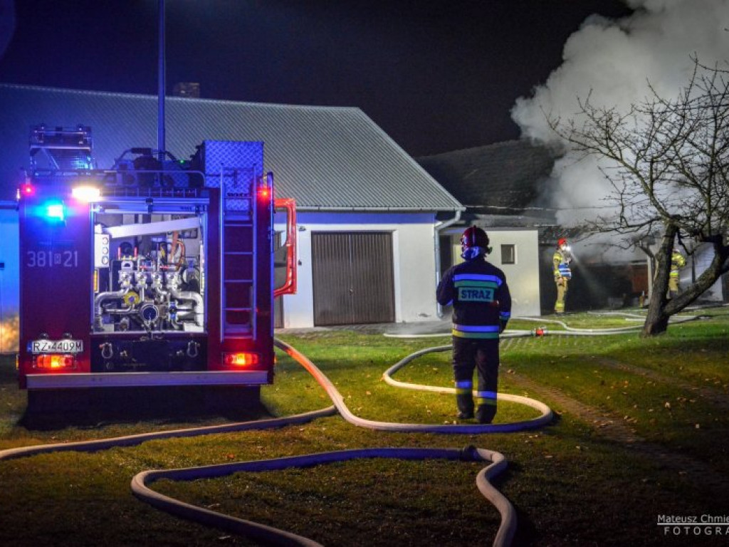 Wieczorny pożar budynku w Miechocinie [zdjęcia]