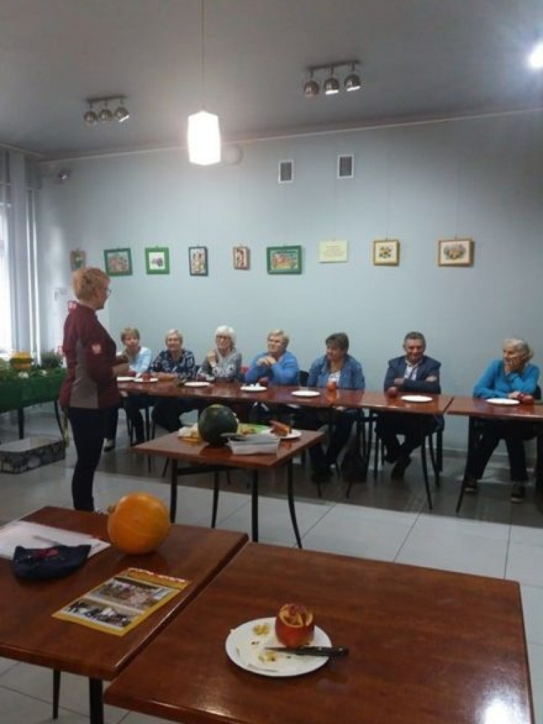 Za pan brat z ziołami i owocami - seniorzy poznawali zmiany żywieniowe [zdjęcia]