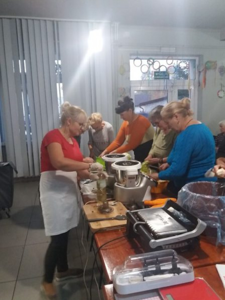 Za pan brat z ziołami i owocami - seniorzy poznawali zmiany żywieniowe [zdjęcia]