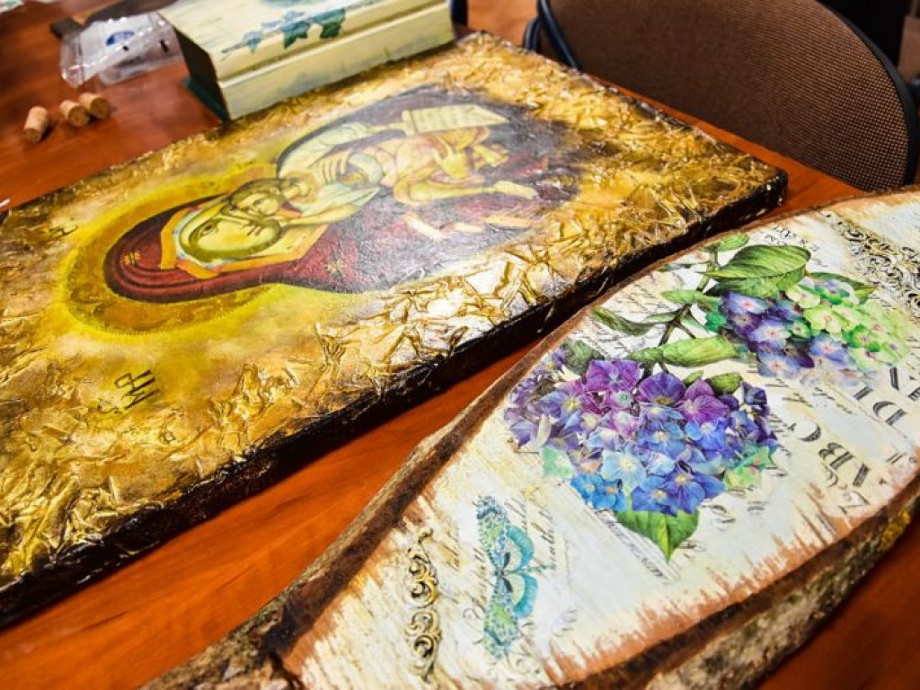Niezwykłe prace powstają w GOK Łoniów. Czym jest decoupage?