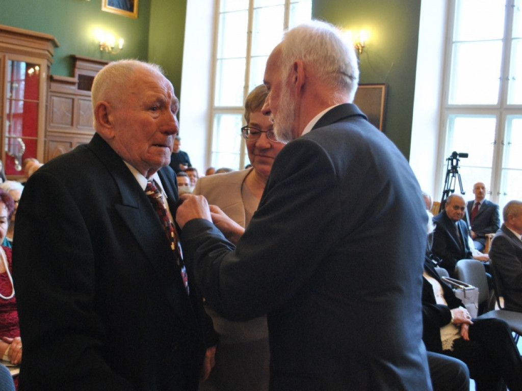 Nierozerwalni od lat. Medale dla długoletnich par w Tarnobrzegu [dużo zdjęć]
