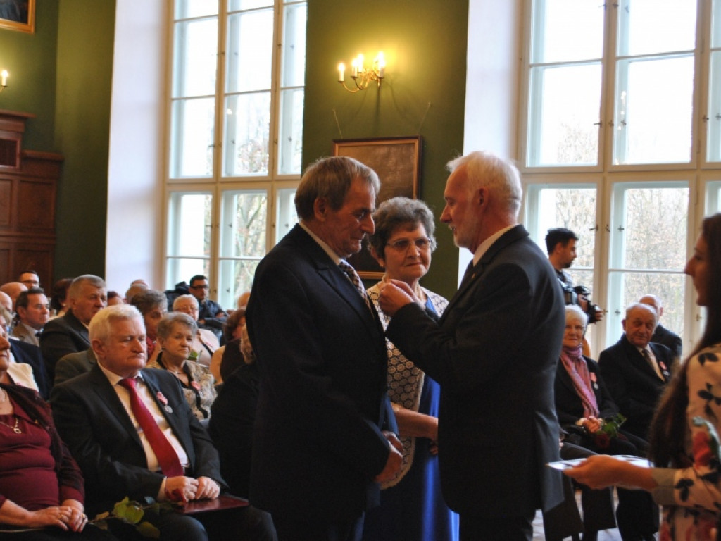 Nierozerwalni od lat. Medale dla długoletnich par w Tarnobrzegu [dużo zdjęć]