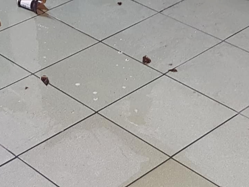 Awantura pod sklepem na ul. Zwierzynieckiej w Tarnobrzegu. Pobity 23-latek [zdjęcia]