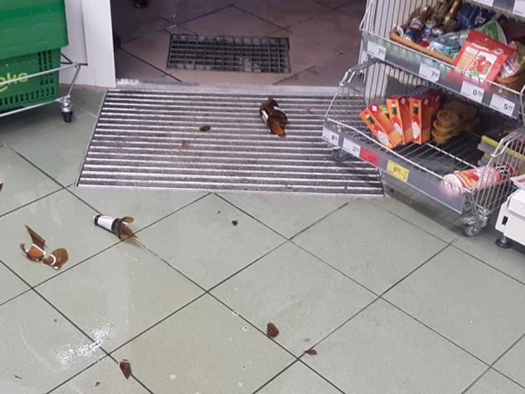 Awantura pod sklepem na ul. Zwierzynieckiej w Tarnobrzegu. Pobity 23-latek [zdjęcia]
