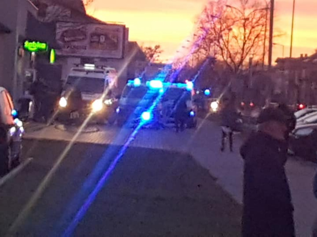 Awantura pod sklepem na ul. Zwierzynieckiej w Tarnobrzegu. Pobity 23-latek [zdjęcia]