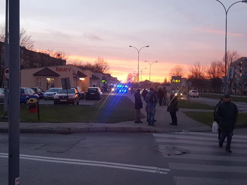 Awantura pod sklepem na ul. Zwierzynieckiej w Tarnobrzegu. Pobity 23-latek [zdjęcia]