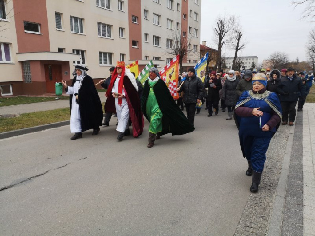 Kolorowy Orszak Trzech Króli przeszedł ulicami Nowej Dęby [zdjęcia]