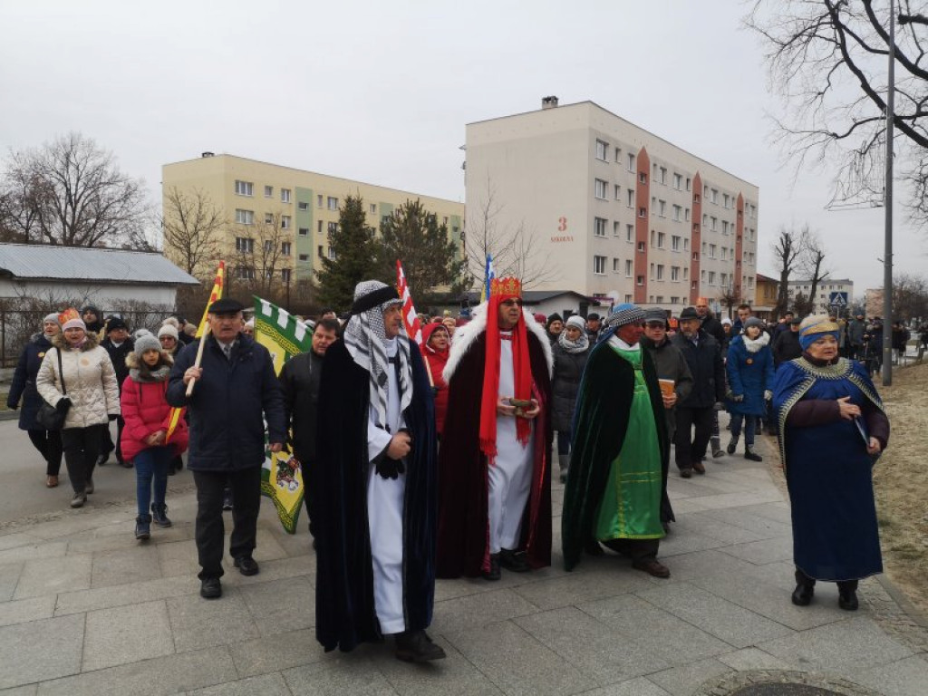Kolorowy Orszak Trzech Króli przeszedł ulicami Nowej Dęby [zdjęcia]