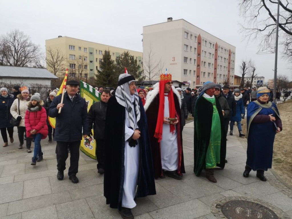 Kolorowy Orszak Trzech Króli przeszedł ulicami Nowej Dęby [zdjęcia]