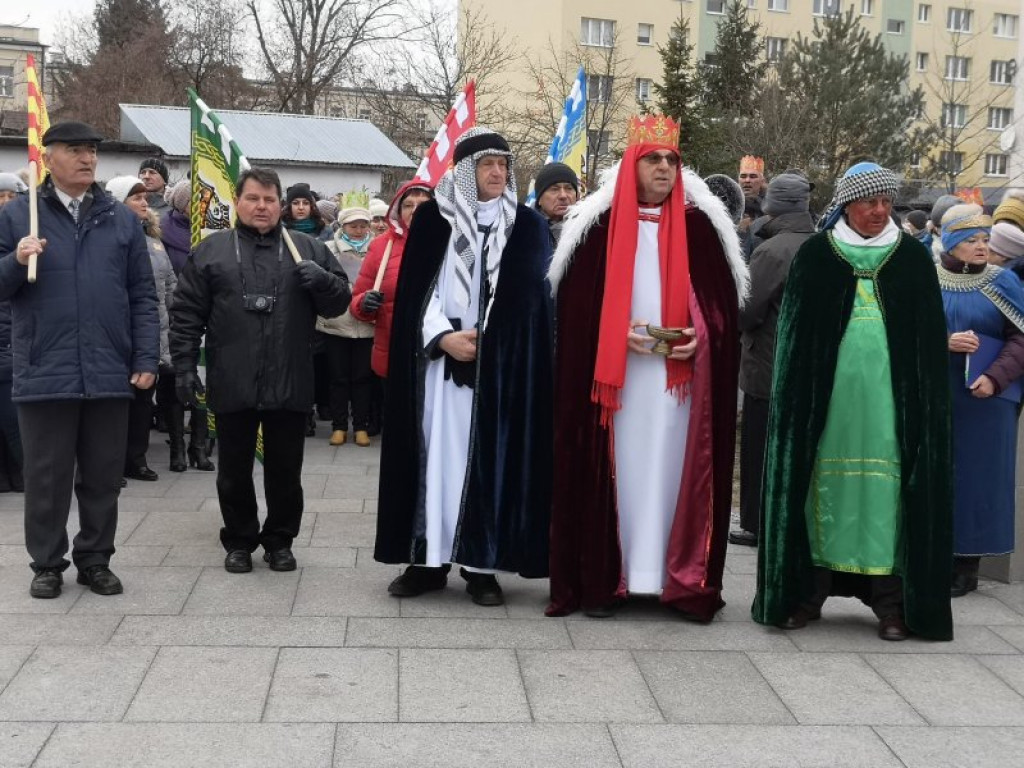 Kolorowy Orszak Trzech Króli przeszedł ulicami Nowej Dęby [zdjęcia]